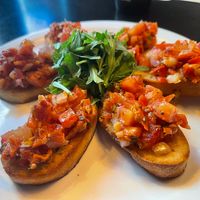 Bruschetta Tomaat﻿
Crostini met knoflookolie, gemarineerde tomatenblokjes en rucola. €6.95  at Happy Italy  in Spijkenisse