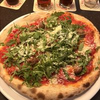 Spicy meatballs pizza met rode peper, rucola en vegan kaas   at Happy Italy  in Tilburg