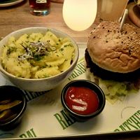 Linsen-Burger mit extra Jalapeños und Kartoffelsalat at Altes Mädchen in Hamburg
