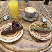 Tartas buenísimas de chocolate y de matcha  at Honest Greens - Tuset in Barcelona