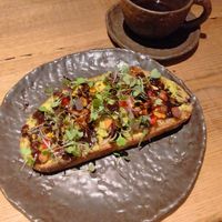 Tostada de aguacate y granada con balsamica at Honest Greens - Tuset in Barcelona