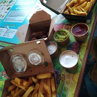 Fritten und Falafel mit Zitronensoße, Mayo, Guacamole (sehr knoblauchig), Ketchup at Frittenwerk - Hbf Leipzig in Leipzig