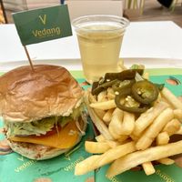 Cheese Burger, Chili-Cheese-Burger und Holunderblütenlimonade  #Veganuary at Vedang - green burger | Skyline Plaza in Frankfurt