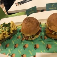 Burger & Pommes im Menü #Veganuary at Vedang - green burger | Skyline Plaza in Frankfurt