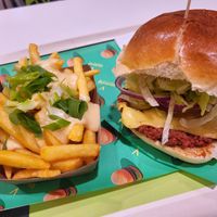 Cheeseburger with cheesy fries at Vedang - green burger | Skyline Plaza in Frankfurt