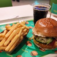 Angry Chick Burger + Cheese + Bacon at Vedang - green burger | Skyline Plaza in Frankfurt