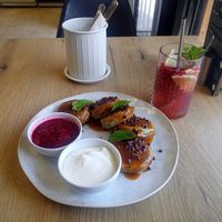 Glutenfree Pancakes with salted caramel sauce, chocolate drops, whipped cream, raspberry and a homemade raspberry lemonade at Mamafood in Prague
