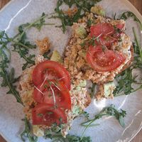 No tuna s avokádo chlebík at Mamafood in Prague