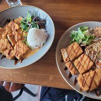 Links: No. 92 Dau Luc Bao Curry  ; Rechts: No. 42 Pho Xao Dau (Gebratene Reisband-Nudeln mit Seidentofu)  at Citana in Bochum