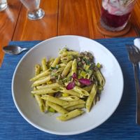 Garden pasta 🌺 : champignons, oignons, poivrons, asperges at El Jardin in Monteverde