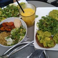Avocado toast and vegan bowl + orange/mango/apple juice at Leopold in Brussels