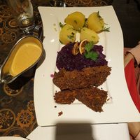 Linsenbraten, Rotkohl, Kartoffeln und vegane Joghurt-Erdnuss-Soße at Nante Kaulsdorf in Berlin
