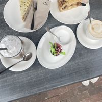 Alles vegan besteld: Caramel frape, bananencake, appeltaart, havercappucino  at Semmelink Koffie Thee Schenkerij in Lochem