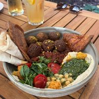 Das war ein Hummus Falafel Teller und super lecker at Babka Budapest in Budapest