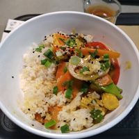 Ekliges "Japanese Curry" in einer Plastikschüssel. Man beachte Soße und Babymais. at Vegan Pirates by CloudEatery in Frankfurt