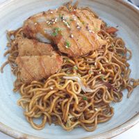 Yakisoba amb heura arrebossada at TOFU Girona in Girona