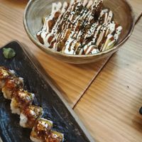 Patatas y sushi con no-salmón at TOFU Girona in Girona