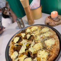 Quattro Formaggi,
For cheese lovers, a mixture of fresh and mature cheeses that contrast with each other; mozzarella, philadelphia, blue and parmesan. at Serendipia Encuentro in Salento