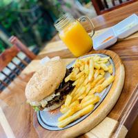 Andina,
Spiced bread, homemade tomato sauce, organic lettuce, tomato slices, lentil and quinoa protein, smoked paprika veganaise, caramelized onion, mozzarella cheese. at Serendipia Encuentro in Salento
