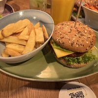 Burger mit Goldfritten Beilage  at Hans im Glück in Erlangen