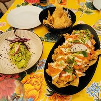 Guacamole and vegan nachos at Taquería La Lupe Alameda in Sevilla