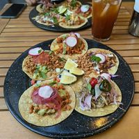 Vegan taco platter at Taquería La Lupe Alameda in Sevilla