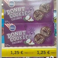 Des biscuits en forme de donuts at Fresco Marché. in Clichy