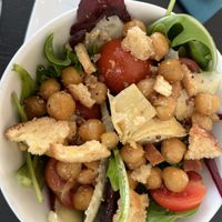 A rustic salad  at Jolie Lounge & Café in Aekaeslompolo