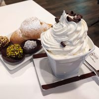 Cioccolata fondente con panna montata, tris di tartufi e brioche alla crema veg at Bertoli Valentino Pasticceria in Costa Volpino