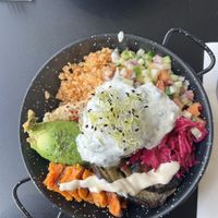 Veggie bowl with falafel as a substitute for eggs  at Station Service in Rouen