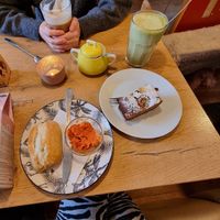 Brötchen mit veganem Aufstrich, Bananenbrot, Matcha latte at Café Fräulein Mondschein in Darmstadt