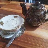 assam tea (love the tea pot ♥️) at Formidable Pelikan in St Gallen