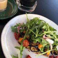Mediterranes Brot mit Hummus und veganer Latte Macchiato mit Hafermilch   at Buk in Kelheim