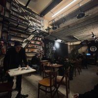 A few seats in the loft upstairs, plus chess boards and Nat Geo mags at Küff Yeldeğirmeni in Istanbul