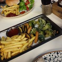 Vegan fries plate at Küff Yeldeğirmeni in Istanbul