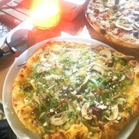 "Macro” pizza on the menu, labelled vegan 🌱 ~ base de abóbora assada, cogumelos, cebola roxa, broccolini, nozes, “queijo feta”.  at Pizza Rush - Maybe closed in Lisbon