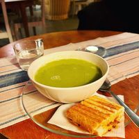 Erbsensuppe mit Tofu-Toastschnitte  at Café Kladdkakan in Stockholm