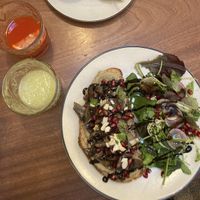 Bruschetta vegana e sucos  
Vegan bruscheta and juices at Hygge in Lisbon