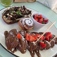 Vegan brunch (pancakes, mushroom bruschetta, yogurt and cinamomo roll) at Hygge in Lisbon