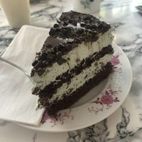 After eight Torte. Geschmack war deutlich leichter als das Aussehen. Aber diese Portionen 😱  at Café Rotkehlchen - Merowingerstraße in Cologne