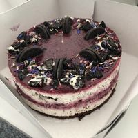 Oreo-Waldbeer Torte auf Bestellung. Eine der besten Torten des Cafés!   at Café Rotkehlchen - Merowingerstraße in Cologne