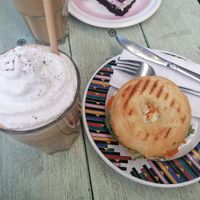 Karamell Latte mit Sahne und Karottenlachs Bagel at Café Rotkehlchen - Merowingerstraße in Cologne