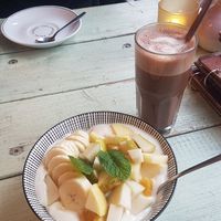 Joghurt mit Früchten & Müsli + Schokochino Zartbitter at Café Rotkehlchen - Merowingerstraße in Cologne