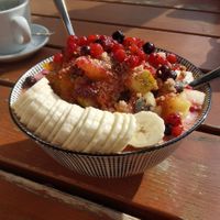 Obstsalat mit Hafer-Crumble und Joghurt für 8,90 Euro at Café Rotkehlchen - Merowingerstraße in Cologne