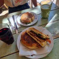 Lachsbagel und Käse-Seitan-Panini at Café Rotkehlchen - Merowingerstraße in Cologne