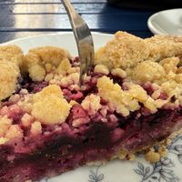 crumble hell yeah  at Café Rotkehlchen - Merowingerstraße in Cologne