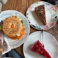 Lachs Bagel, Snickers- & Himbeer/Schokotorte  at Café Rotkehlchen - Merowingerstraße in Cologne