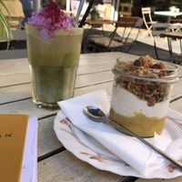 Granola und Iced Ube Matcha Latte (sehr mächtig wegen der veganen Sahne, Ube muss man mögen)  at Café Rotkehlchen - Merowingerstraße in Cologne