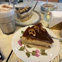 Salted Caramel & Nuss Nougat Torte, Chai Latte   at Café Rotkehlchen - Merowingerstraße in Cologne