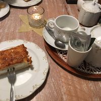 Veganer Bienenstich. at Oma's Kaffeestuuv in Schoenberg